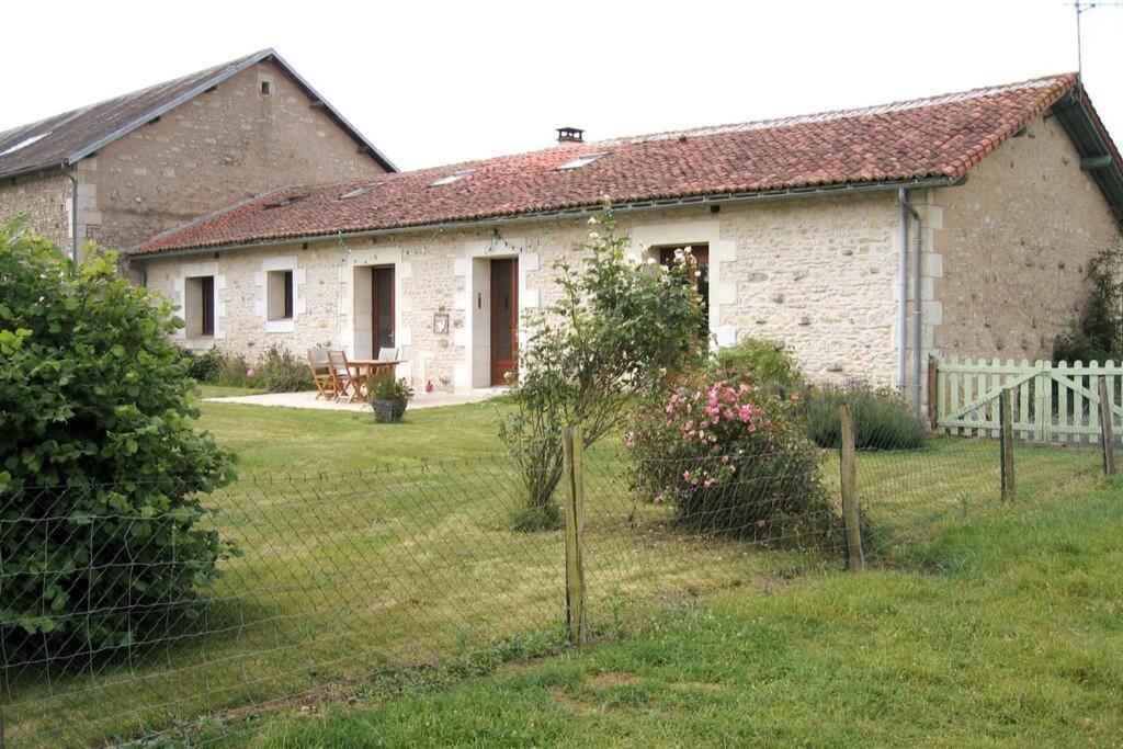 La Fermette Aux Lamas Savigny-Levescault Exterior photo